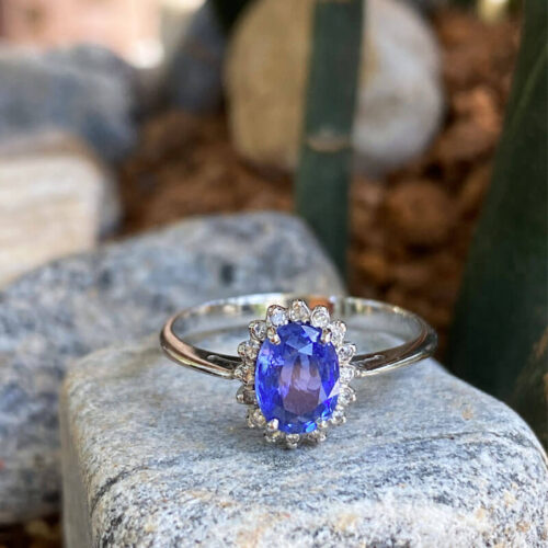 14 kt yellow gold ring set with cornflower blue sapphire and diamonds