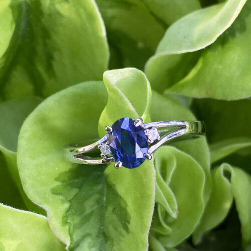 14 kt White Gold Ring Set with Blue Sapphire and Diamonds