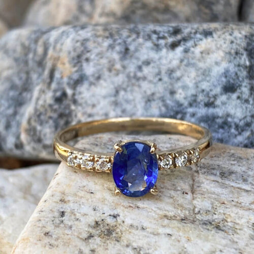 14 kt Yellow Gold Ring Set with Blue Sapphire and Diamonds