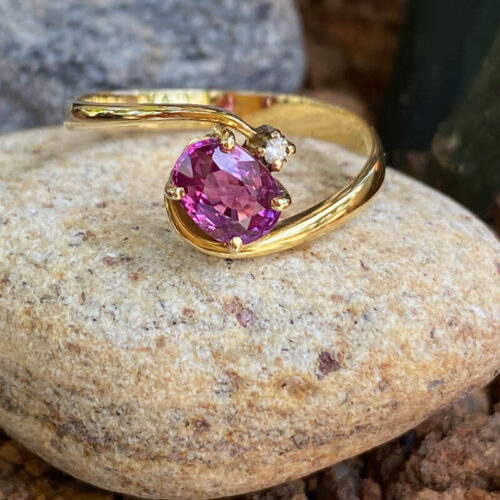 14 kt Yellow Gold Ring Set with Pink Sapphire and Diamonds